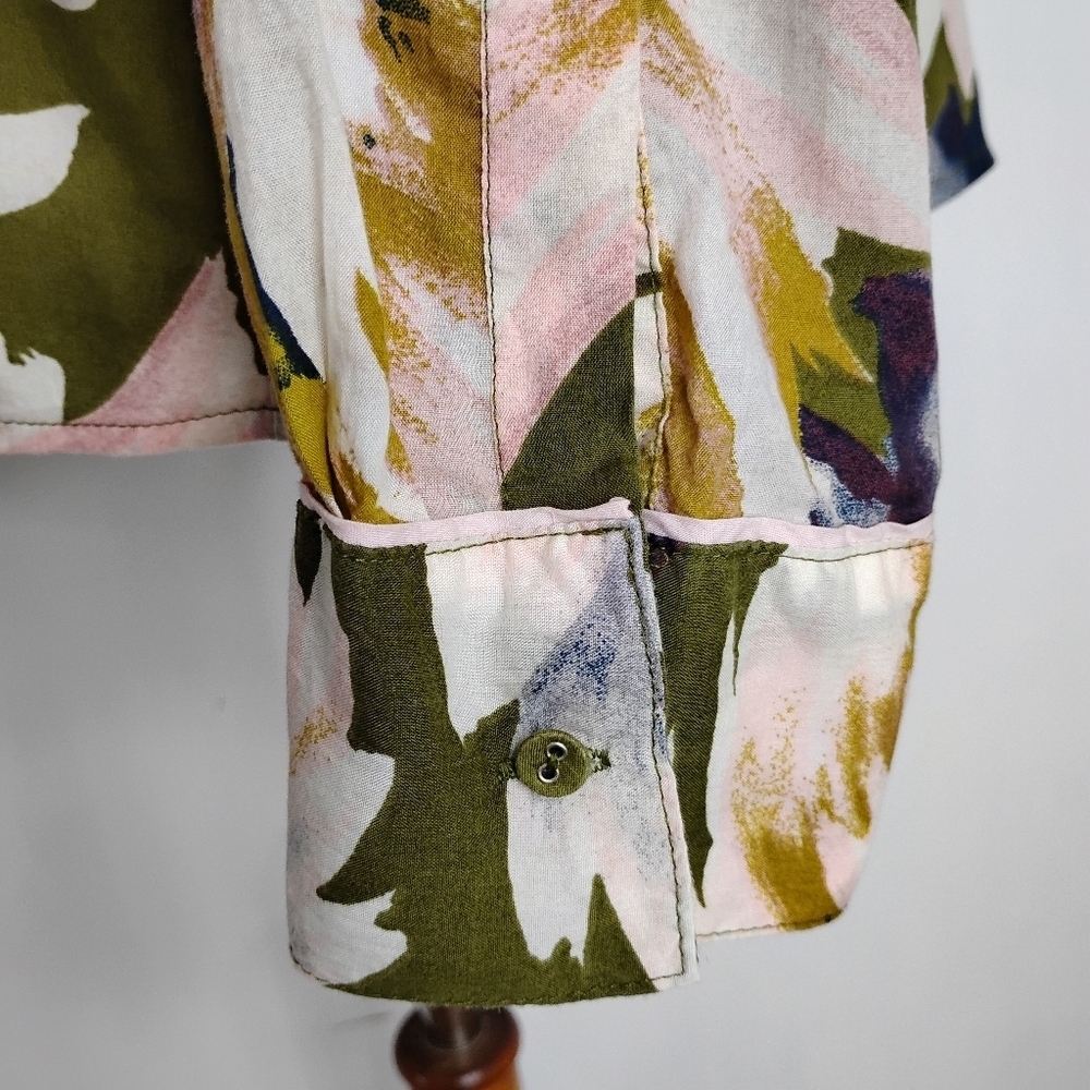 STARS ABOVE FLORAL BLOUSE - Picture 9 of 9